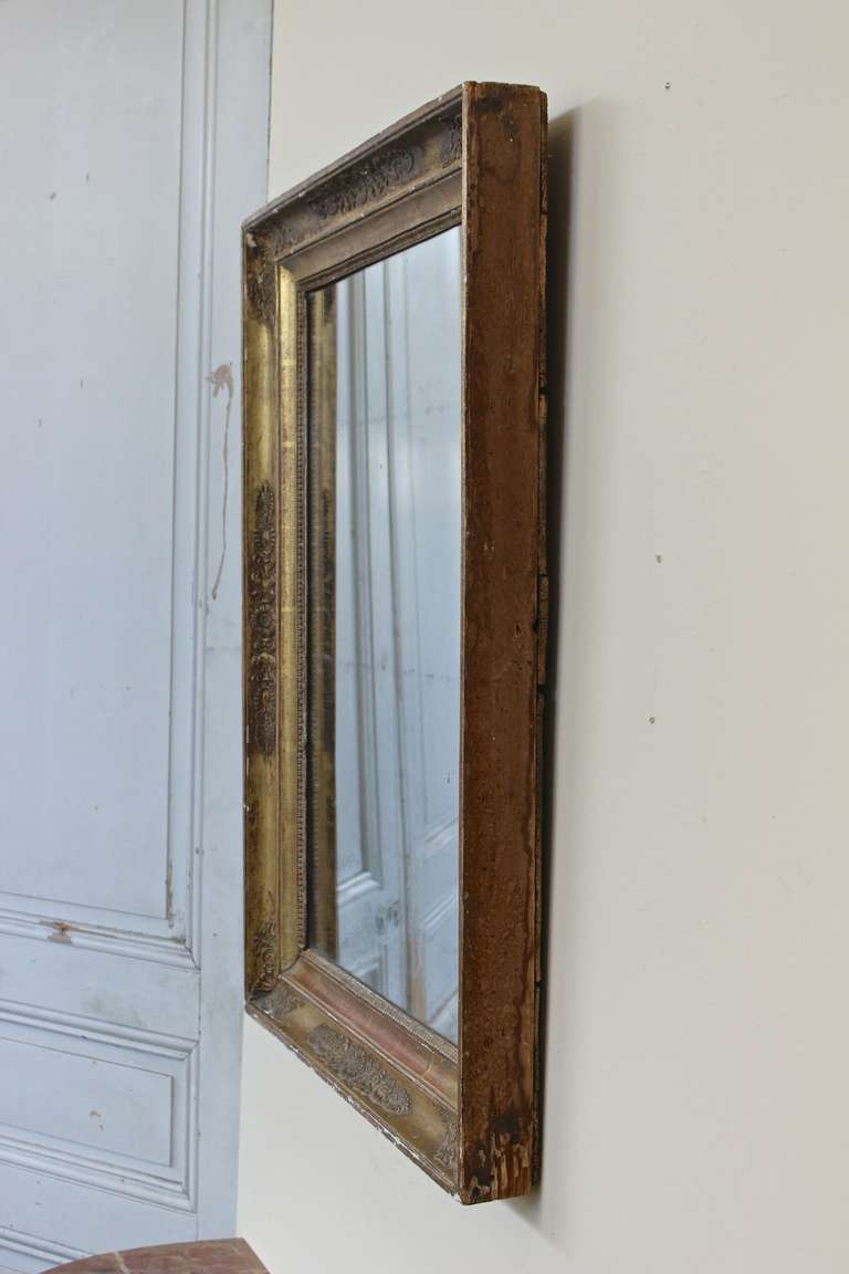 Französischer Spiegel aus vergoldetem Holz aus dem frühen 19. Jahrhundert (Neoklassisch) im Angebot