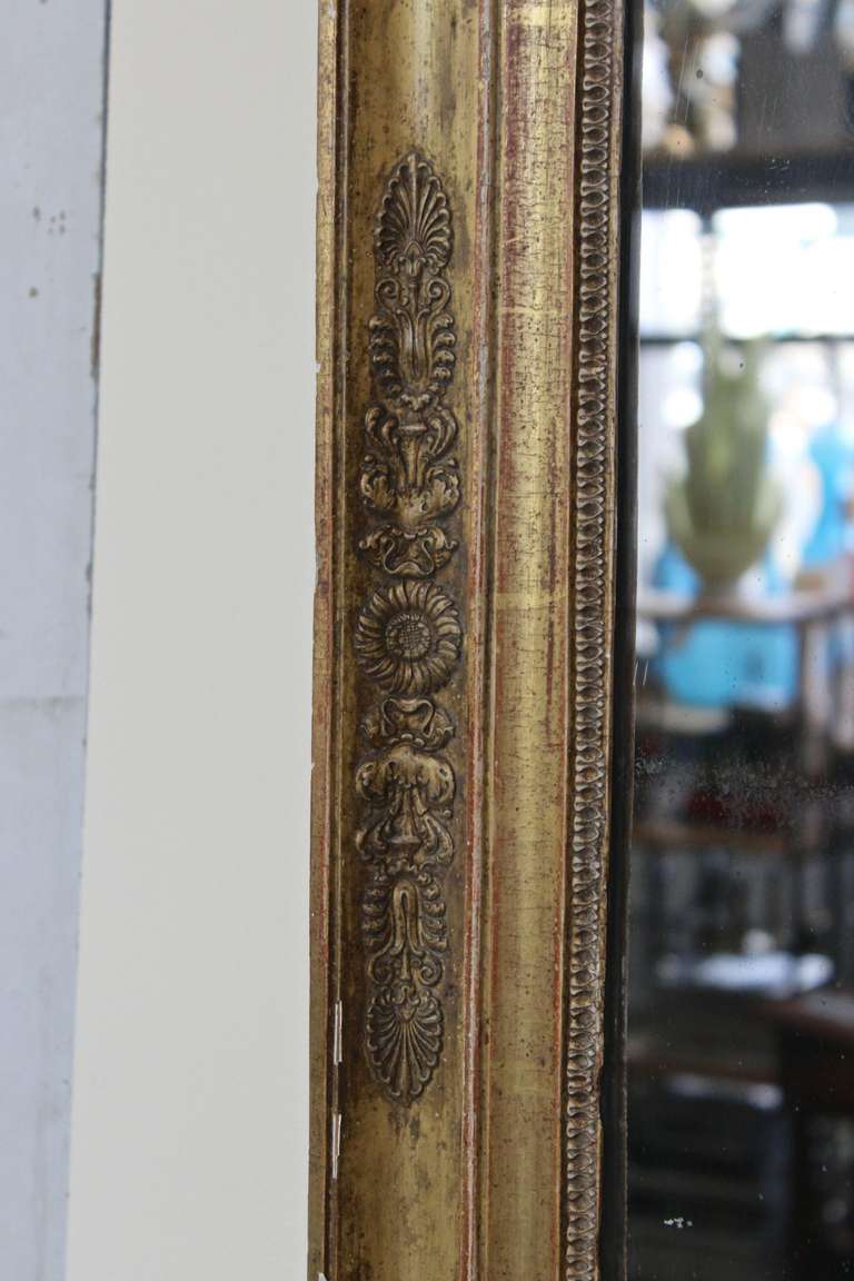 Französischer Spiegel aus vergoldetem Holz aus dem frühen 19. Jahrhundert im Zustand „Relativ gut“ im Angebot in Buchanan, NY