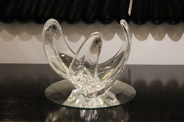 This French 1950s Vannes crystal candy bowl is a truly remarkable piece. With its unique design featuring three amorphic arms, it stands out as a rare find from the era. The bowl is in very good vintage condition, showcasing the quality