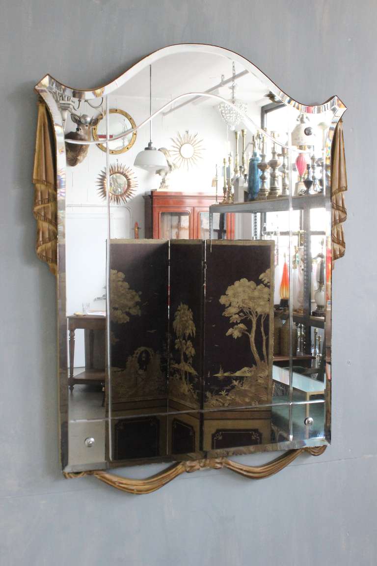 Italian 1940s mirror with gilt carved wood decoration and etched glass, circa 1940.

Measures: 38