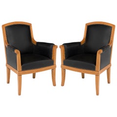 Attribué à Louis Süe, Paire de fauteuils en chêne et cuir, France, C.C.
