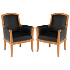 Louis Süe, Paire de fauteuils en chêne et cuir, France, C. 1940