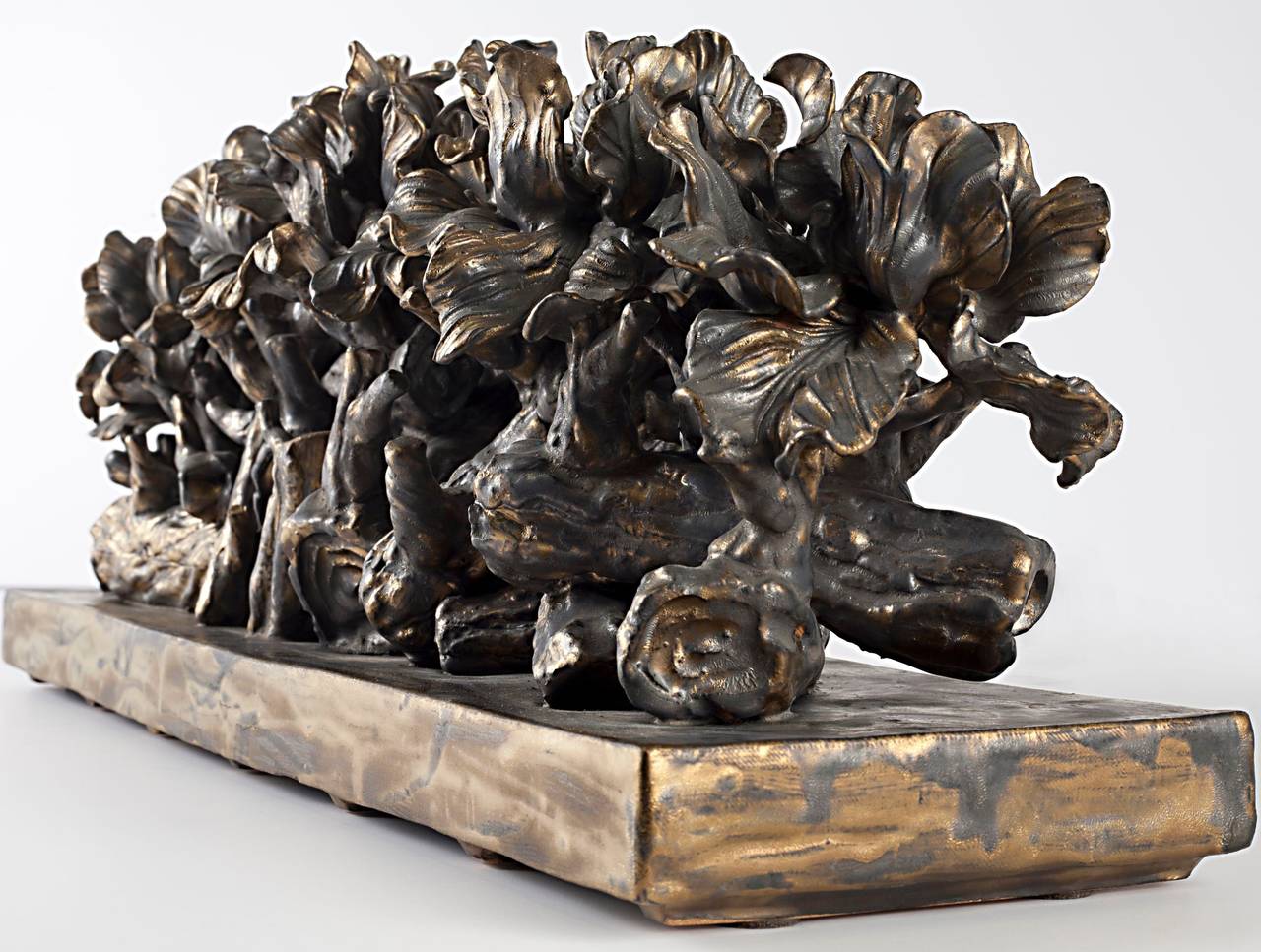 Centre de table contemporain en grès émaillé de Matthew Solomon. Signé : Solomon '14.

En utilisant de la porcelaine fine et des émaux qu'il a lui-même fabriqués, Matthew Solomon a traduit la beauté indisciplinée de la nature dans des œuvres à la