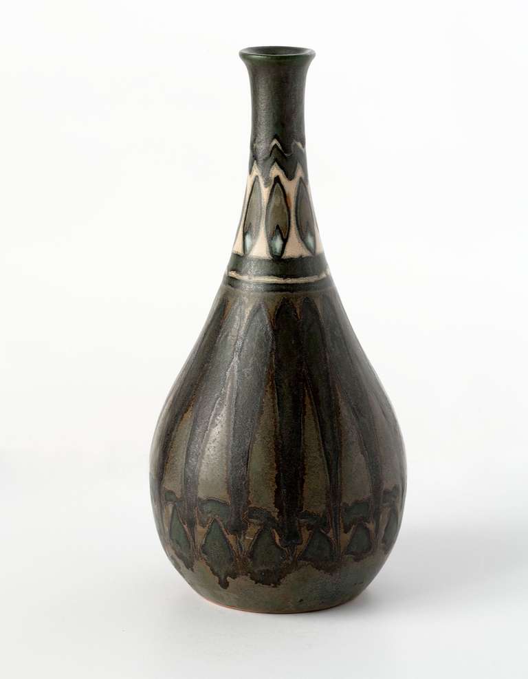 Vase en céramique émaillée Art Déco par HB Quimper Odetta 

Signé : HB Quimper Odetta
Numéroté : 15Q