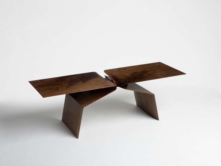 Minimaliste Carol Egan, Table basse sculpturale en noyer sculptée à la main, États-Unis, 2013 en vente