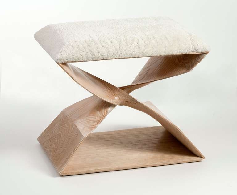 Ce tabouret sculptural sculpté à la main fait partie d'une gamme de meubles contemporains conçus en associant la technologie numérique à un artisanat traditionnel de qualité. Le tabouret comporte deux contreforts entrecroisés qui se tordent à 180