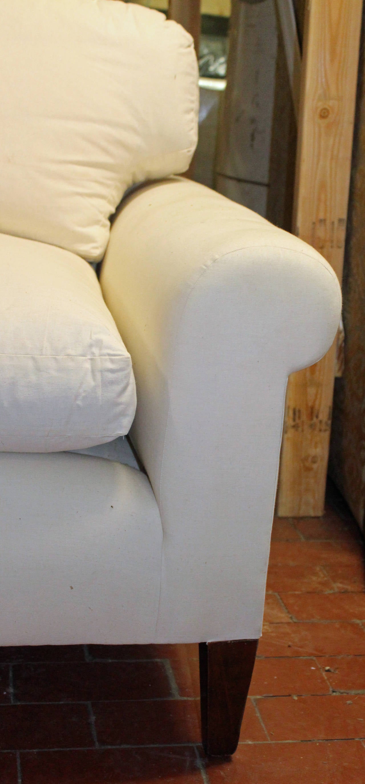 British Elegant, Very Comfortable Fully Refurbished Sofa in Muslin