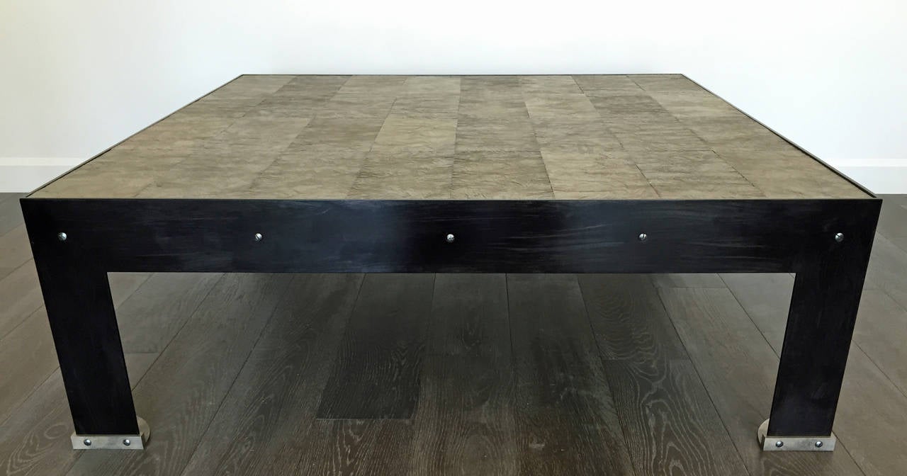 Superbe table basse inspirée de Paul Dupre Lafon avec un cadre en acier noirci lavé, des panneaux en bronze texturé et des pieds en bronze.