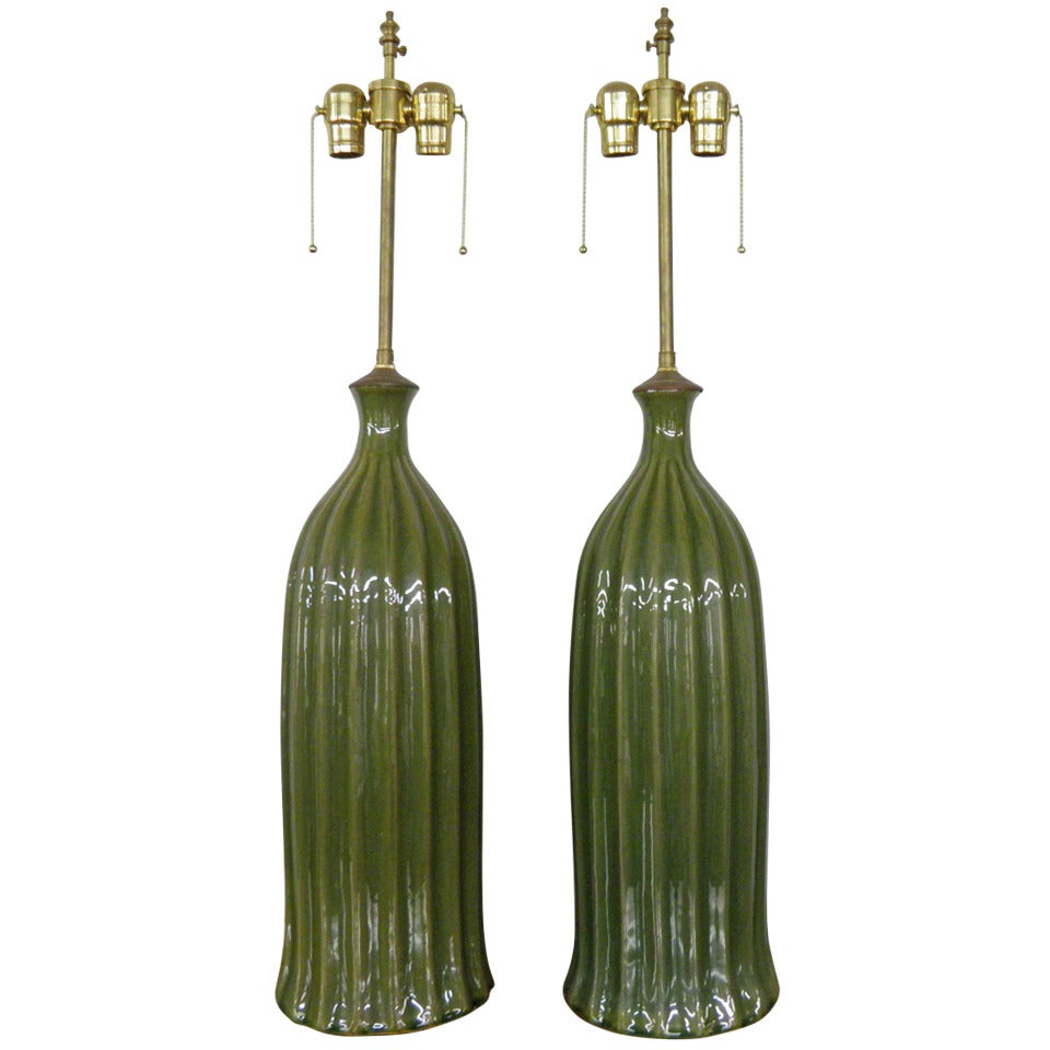 Ein Paar ""Graceful in Green"-Vasen aus glasierter Keramik mit geriffelter Lampe im Angebot