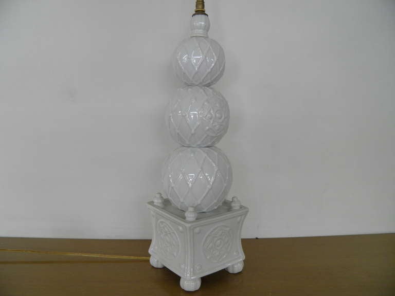 Britannique Paire inhabituelle de vases en céramique chinoise « Topiary » avec application de lampe en vente