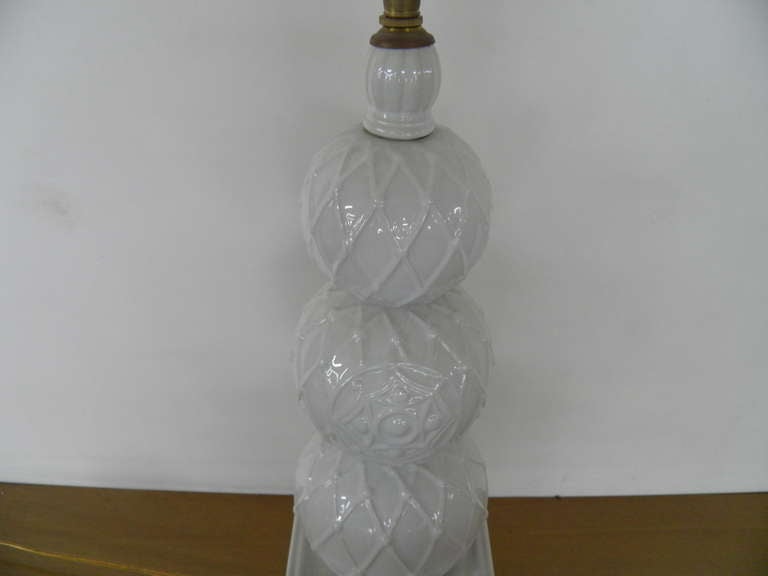 Milieu du XXe siècle Paire inhabituelle de vases en céramique chinoise « Topiary » avec application de lampe en vente