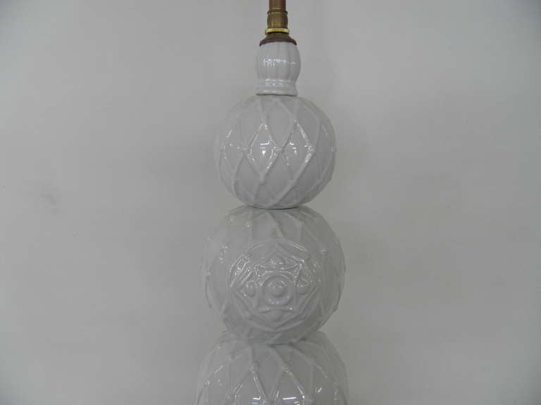 Paire inhabituelle de vases en céramique chinoise « Topiary » avec application de lampe en vente 1