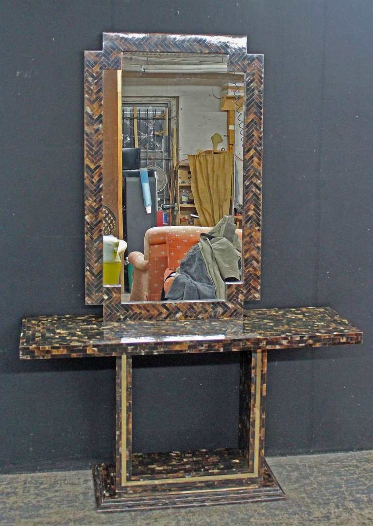Chic and beautiful tessellated horn console and matching mirror. The base of the console has an inlaid polished brass band. The mirror dimensions are:
Measures: 30