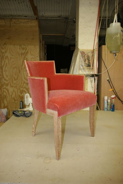 esta silla elegante y refinada inspirada en se presenta en roble blanco cerusado con acabado a la cera, es tan cómoda como chic.  Esta silla se creó con la silla auxiliar 