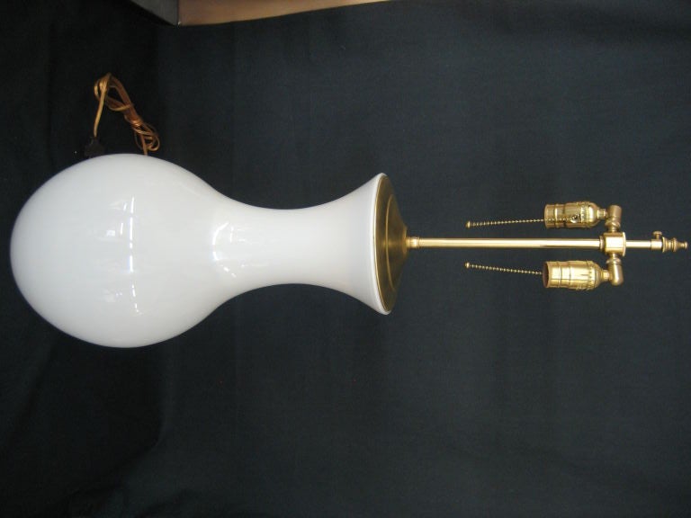 Pair of French solid white glass 1970's table lamp In Excellent Condition For Sale In Bronx, NY