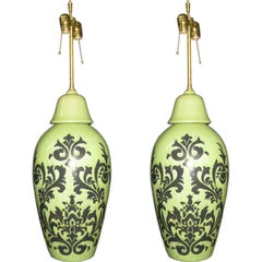Coppia di  Pistacchio pallido  vasi con coperchio con applicazione di lampade.
