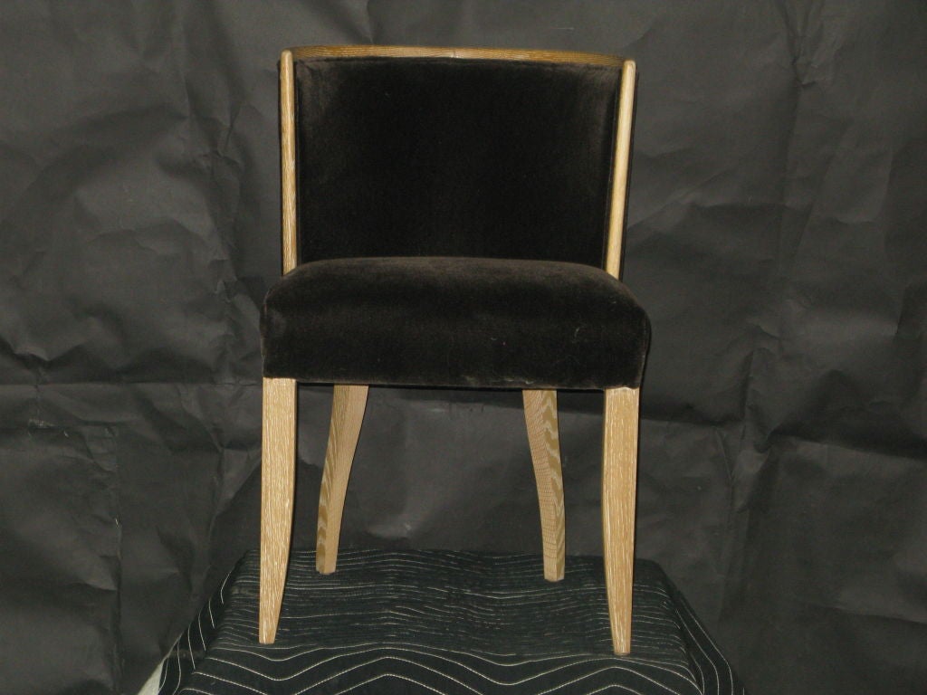 Cette chaise latérale de salle à manger chic a été créée pour être associée à la chaise de salle à manger Jackie. Ils sont en chêne blanc cérusé avec une finition en cire. La chaise est présentée dans un mohair de type champignon. Cette chaise peut