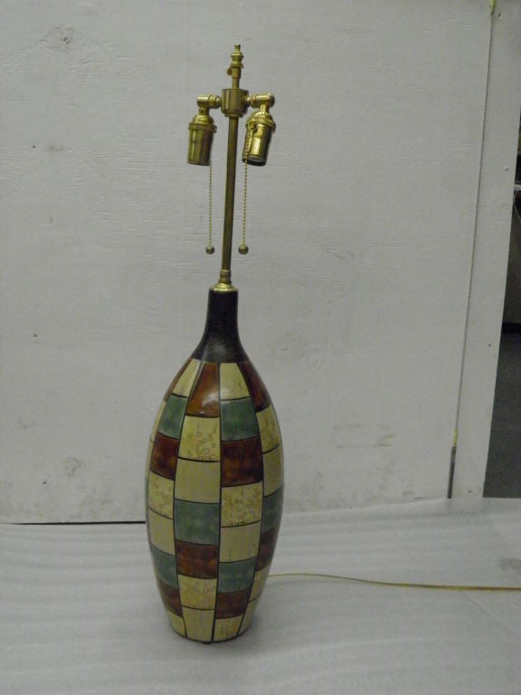 Coppia di vasi in legno della metà del secolo scorso colorati e smaltati in finitura satinata con palo estensibile e applicazione della lampada.