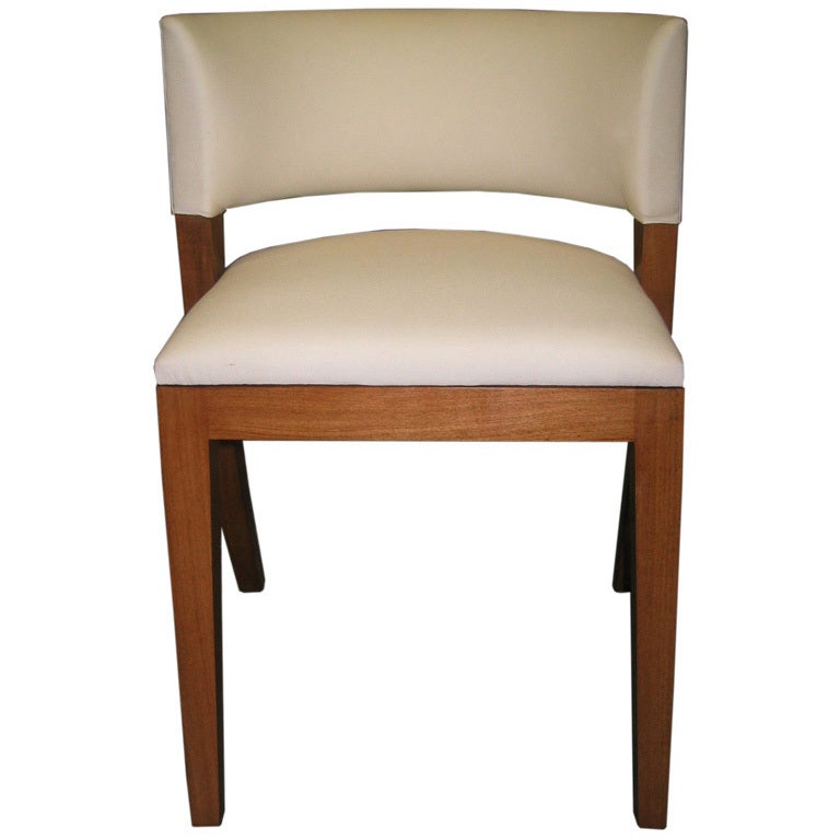 La silla de comedor Bordeaux es a la vez elegante y cómoda.  Su respaldo envolvente te apoya suavemente a una altura que proporciona el soporte lumbar perfecto, Se muestra en nogal claro sobre arce.