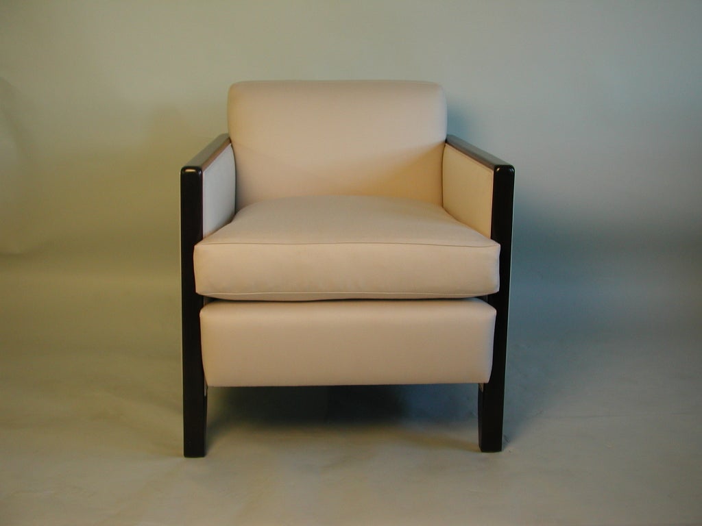 Dieser elegante und schicke Clubsessel ist von den 40er Jahren inspiriert, aber für den Komfort der heutigen Zeit entworfen und proportioniert.  Die Sitzkomposition besteht aus mit Daunenfedern ummanteltem Schaumstoff.  Der Massivholzrahmen ist in