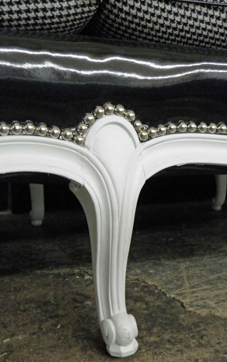 Louis XV-Sofa, komplett restauriert in Schwarz und Weiß mit Nagelköpfen aus poliertem Nickel im Zustand „Hervorragend“ im Angebot in Bronx, NY