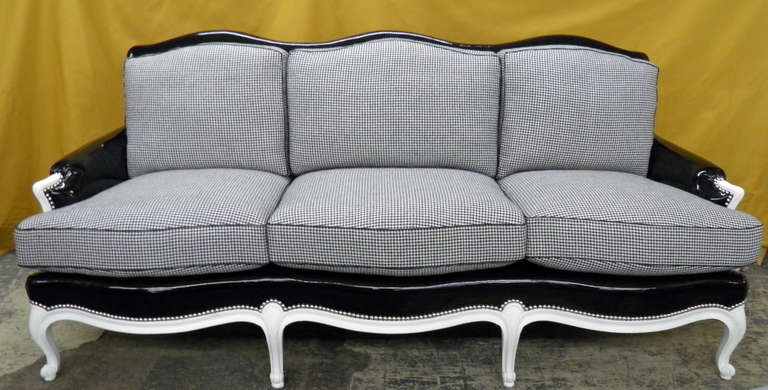 Louis XV-Sofa aus schwarzem Vinyl mit polierten Nickel-Nagelköpfen in einem schwarz-weißen Hahnentritt-Stoff. Maße: Armhöhe ist 25