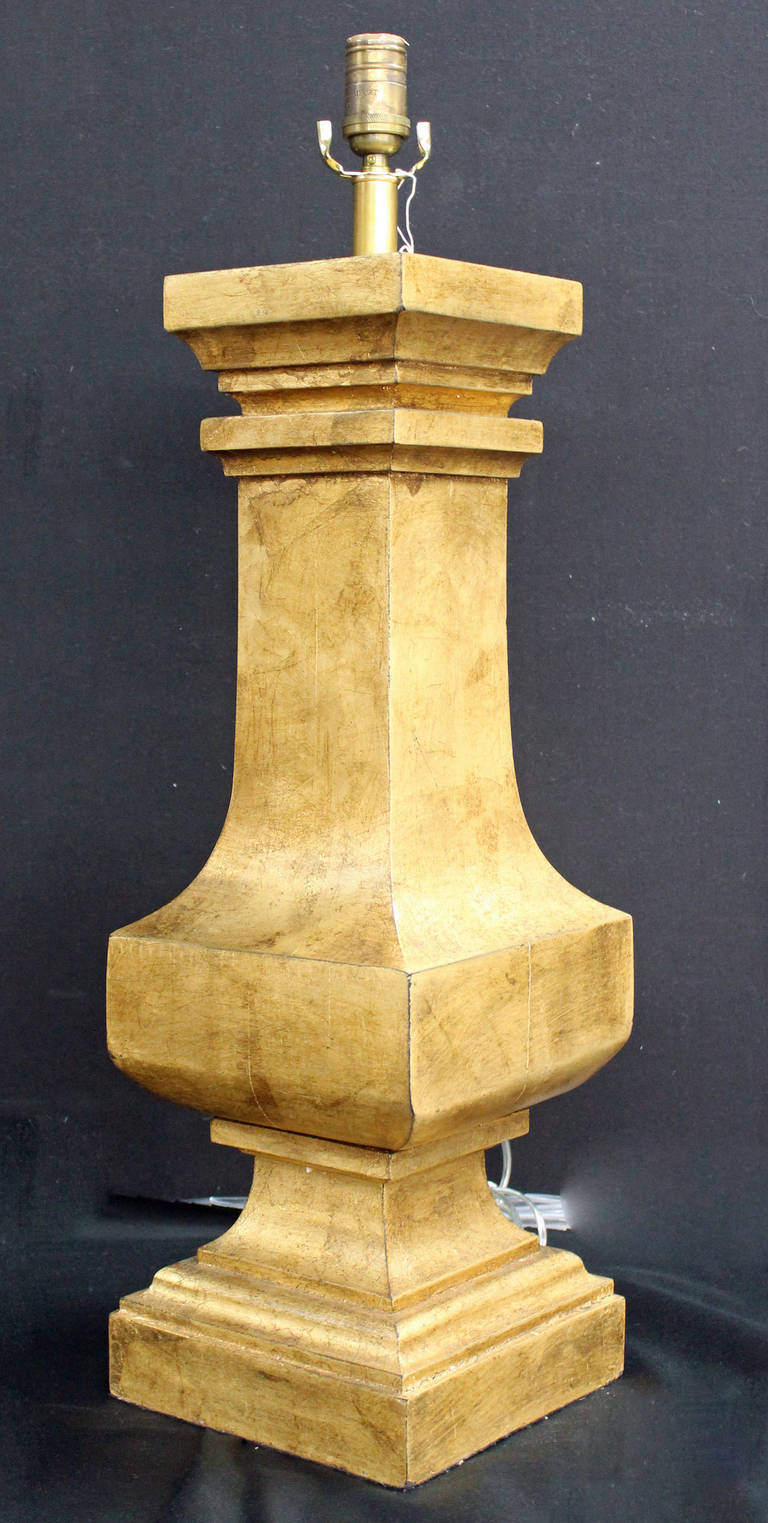 Grande lampe à colonne en bois sculpté et à feuilles d'or.