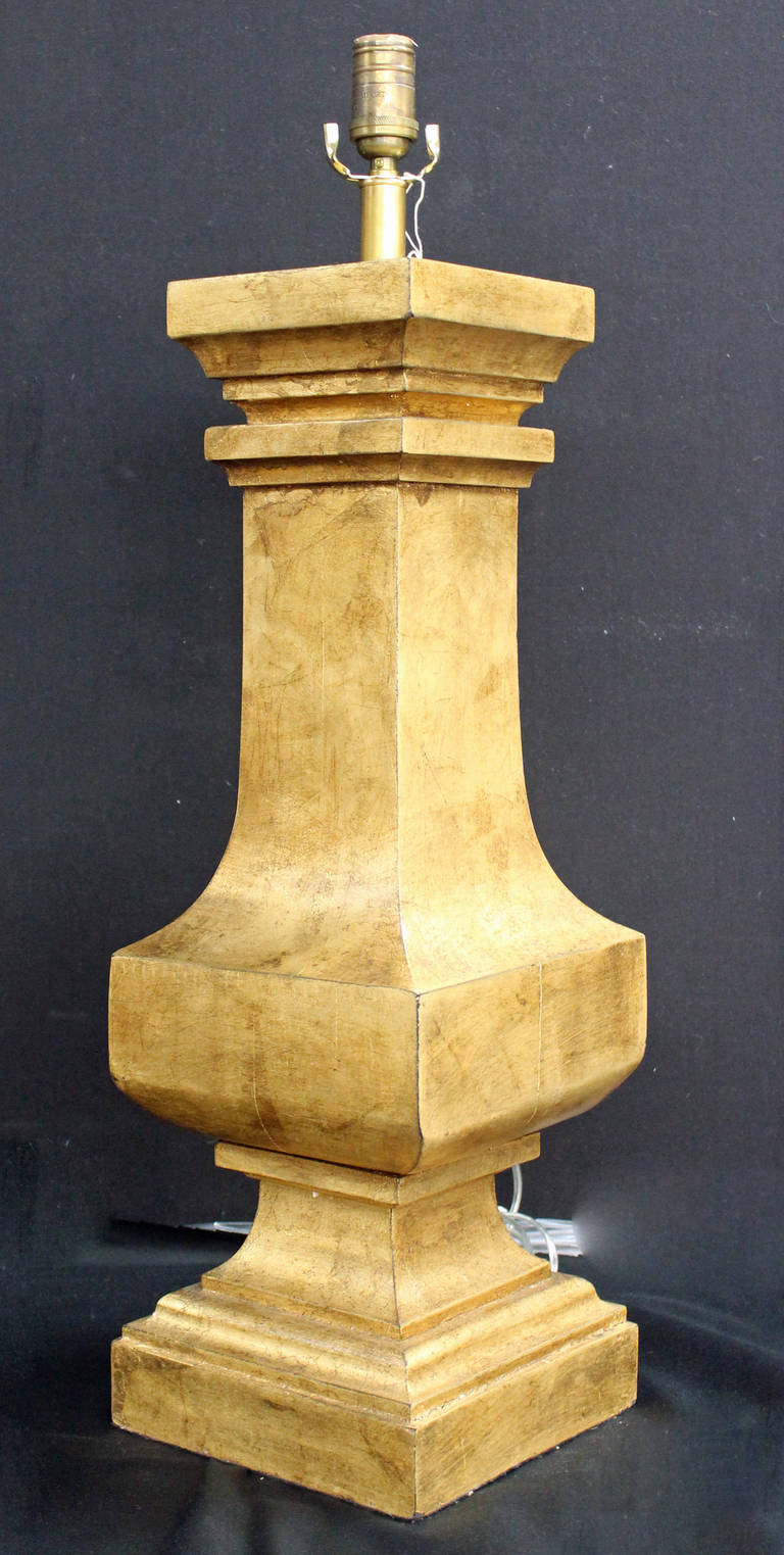 Gran lámpara de columna de madera tallada y dorada.