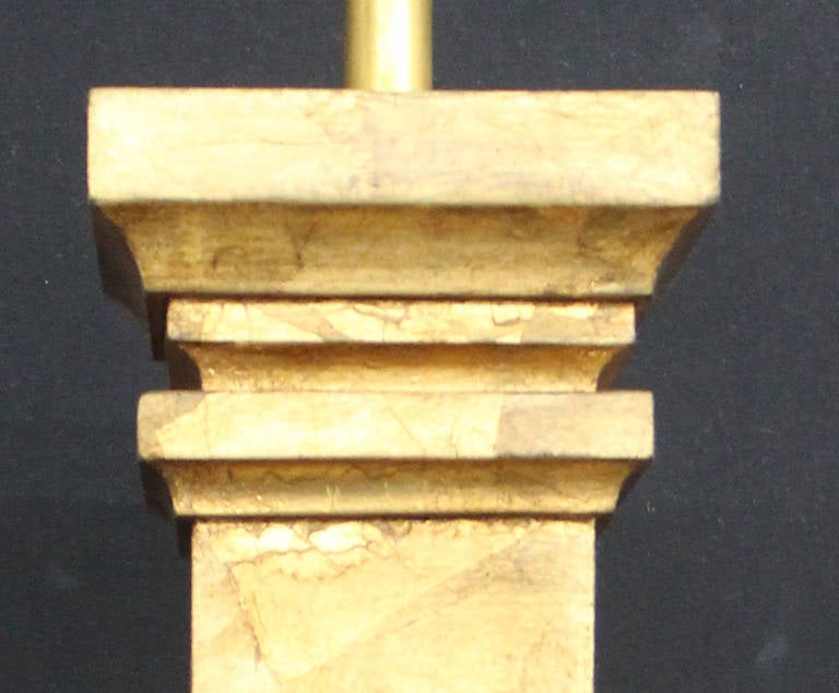 Inconnu Substantielle lampe à colonne en bois sculpté et feuilles d'or en vente