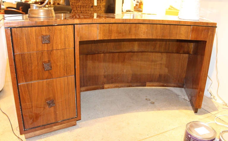 Chic and unique curved Rosewood desk In Excellent Condition In Bronx, NY