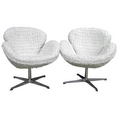 Pair of Chic Arne Jacobsen Style "Swan" Chairs in a White "Nubby" Boucle Fabric 2