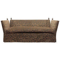 Canapé classique de style "Knole" dans un tissu fantaisiste en velours rasé et tissé