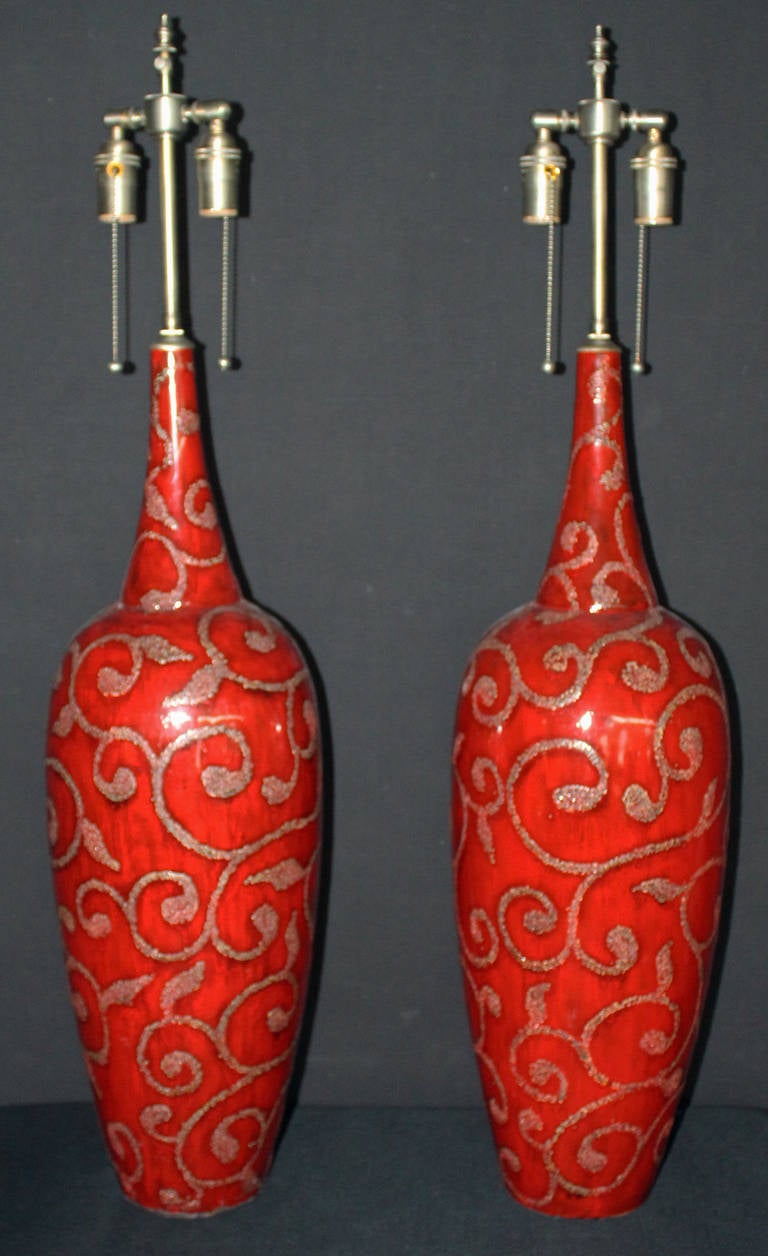 Ces vases fantaisistes surdimensionnés avec applications de lampe en nickel brossé sont d'une belle couleur vibrante avec un motif texturé de vigne et de feuille. Nouvellement câblées, les prises doubles sont contrôlées individuellement. Le poteau