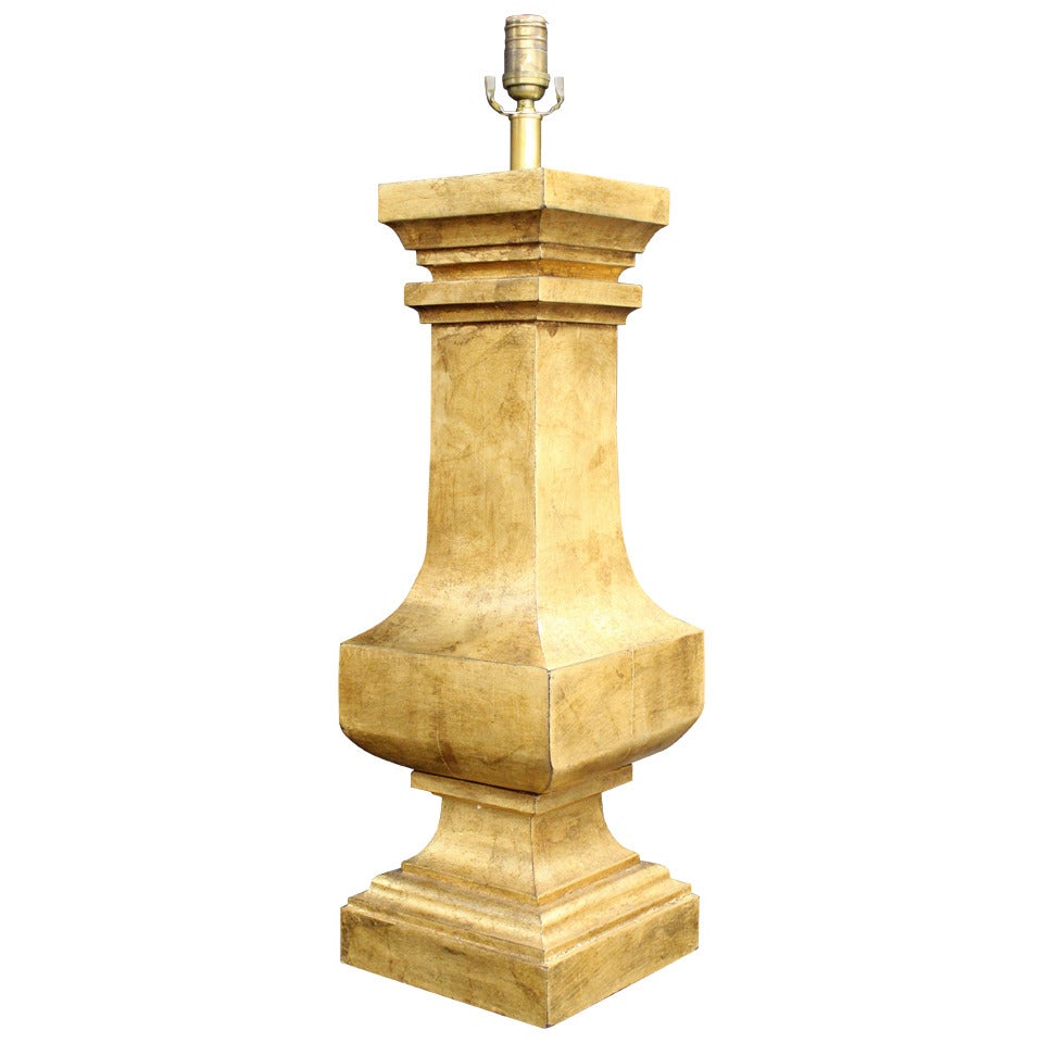 Substantielle lampe à colonne en bois sculpté et feuilles d'or