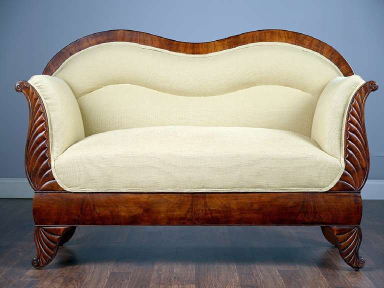 Antique Louis Phillipe Walnut Settee In Excellent Condition For Sale In New York, NY