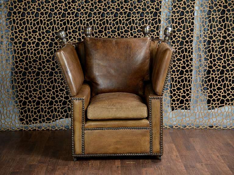 Antikes französisches Leder-Knole-Sofa und Stuhl (Mitte des 20. Jahrhunderts) im Angebot