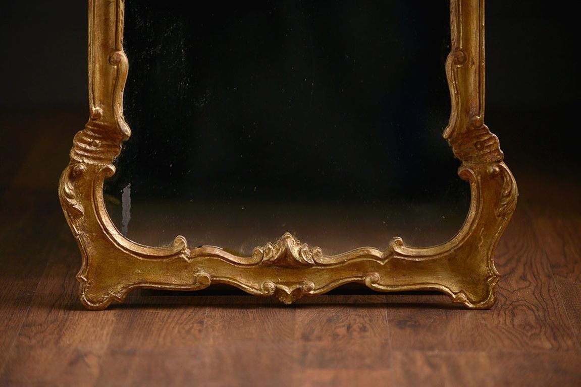 Vintage Italian Gilt Hand-Carved Mirror In Excellent Condition In New York, NY