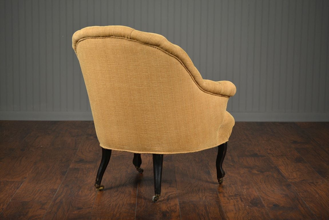 Pair of Vintage Tufted-Back Linen Chairs In Excellent Condition For Sale In New York, NY