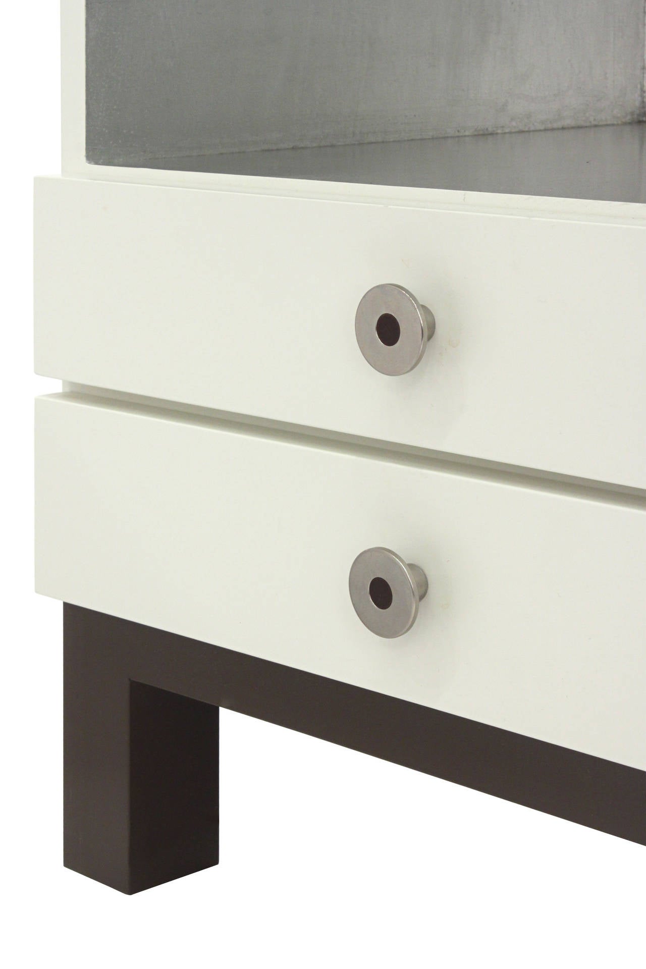 Pair of Elegant Bedside Tables in Ivory Lacquer In Excellent Condition In New York, NY