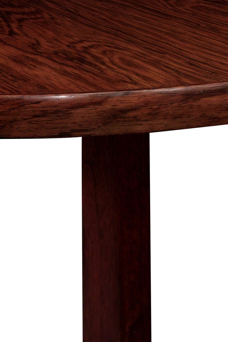 Round dining table in Brazilian rosewood designed by Edward Wormley for Dunbar, American, 1960s (Dunbar tag on bottom).