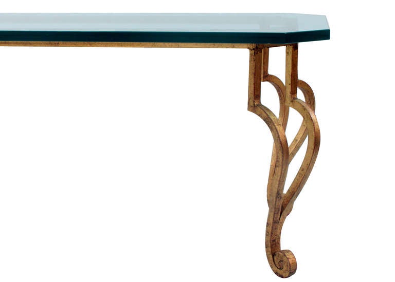 Table basse rectangulaire en bronze doré et pieds en volutes avec plateau en verre épais, français, années 1950.