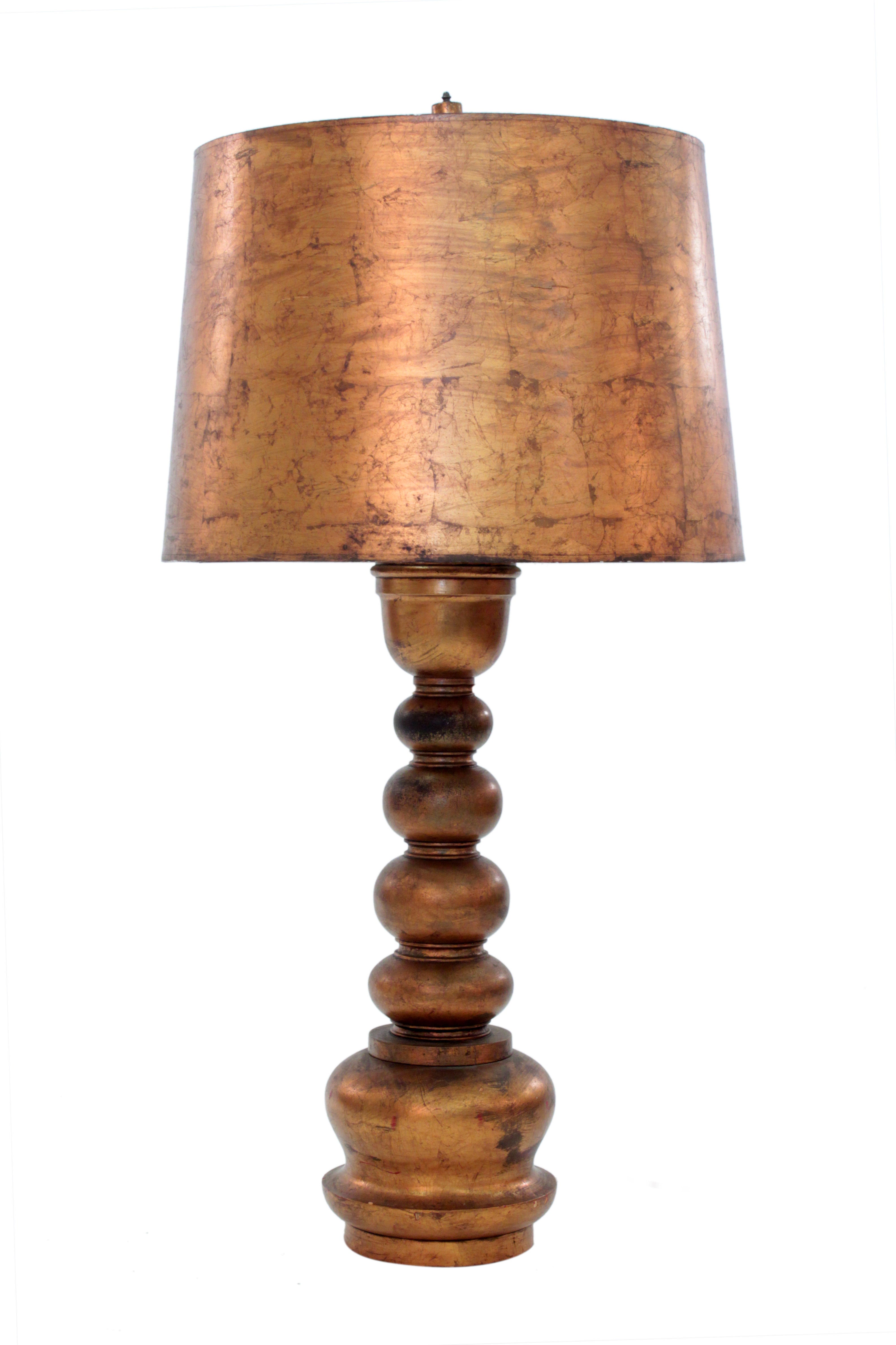 Skulpturale Tischlampe aus vergoldetem Holz