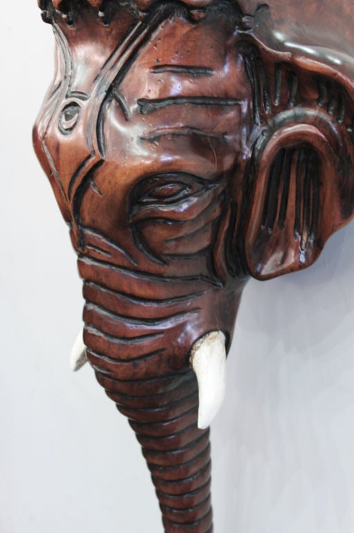Konsolentisch mit geschnitzten Elefantenköpfen und Glasplatte (Ende des 20. Jahrhunderts) im Angebot