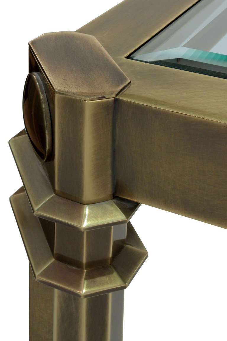 Biseauté Table de salle à manger en bronze avec dessus en verre encastré par Mastercraft en vente