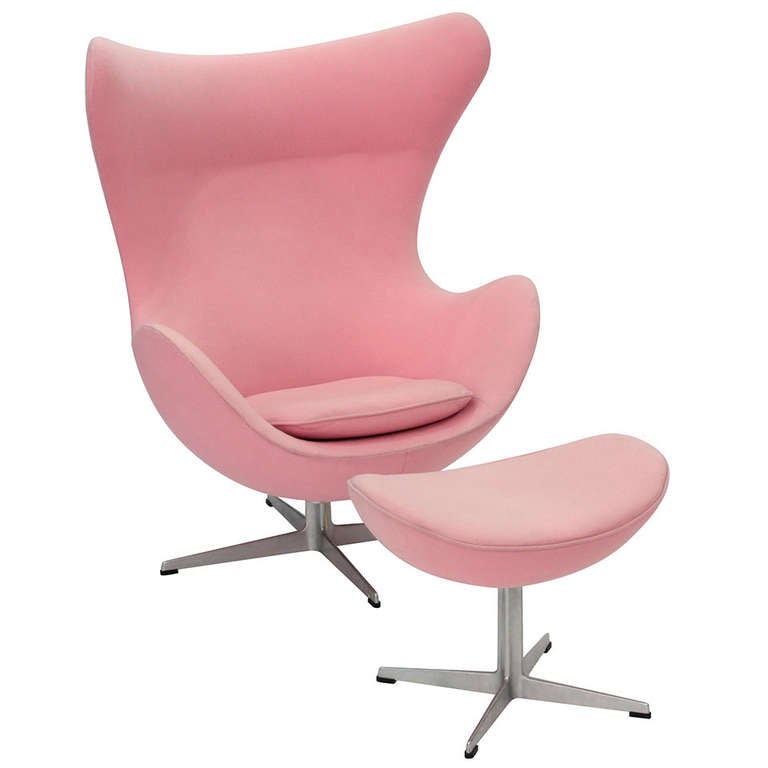 Coppia di iconiche sedie a uovo e ottomana di Arne Jacobsen