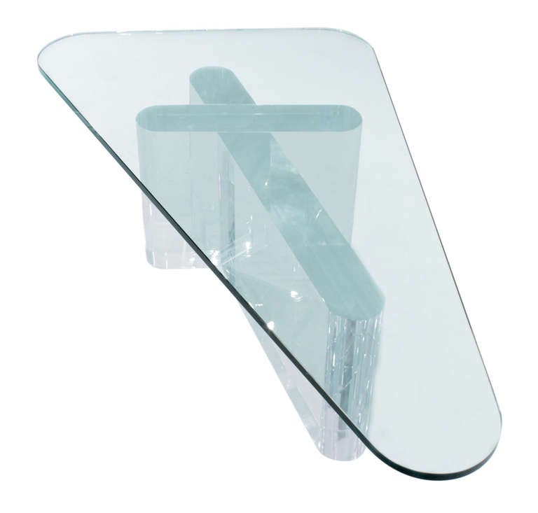 Table basse sculpturale avec base épaisse en Lucite et plateau en verre par Lion in Frost, américain, années 1970 (signée 
