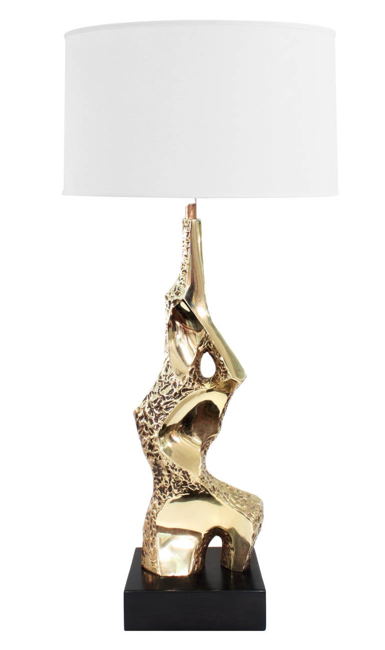 Abstract sculpture table lamp in polished brass on wood base by Laurel Lighting, American 1960s