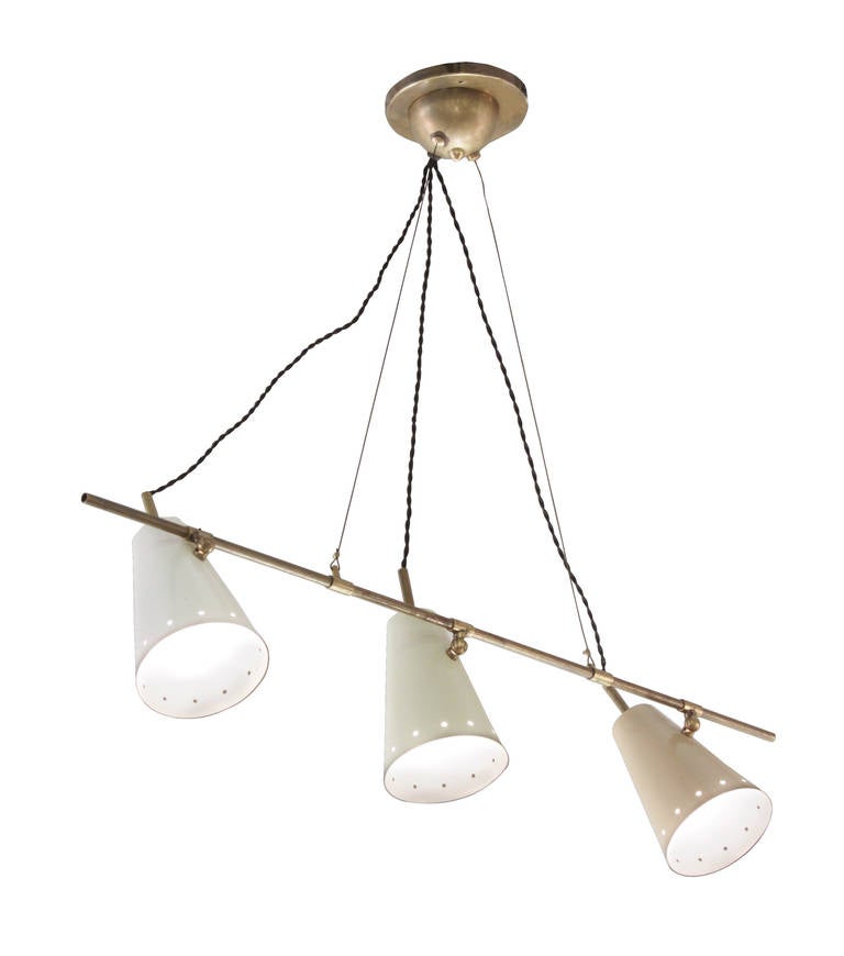 Lampada a sospensione tripla con tre paralumi conici multicolore su asta in ottone attribuita ad Arredoluce, Italia, anni Cinquanta. L'altezza è regolabile.