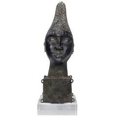 Kopf aus afrikanischer Bronze auf dickem Lucite-Sockel