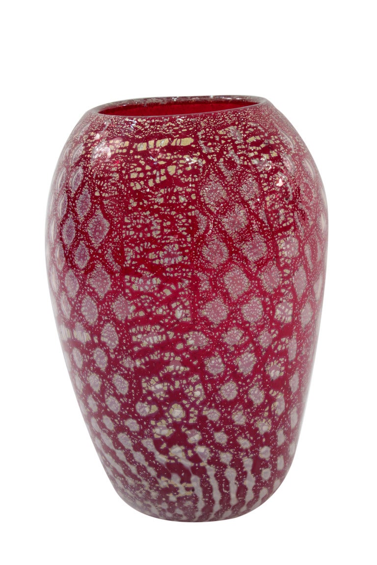 Handblown red glass vase with honeycomb design and gold foil designed by Giulio Radi for Arte Vetraria Muranese (A.V.E.M.), Murano Italy, circa 1950 (label on bottom reads “AVEM Murano, Made in Italy”).
Literature:
Murano '900 by Franco Deboni,